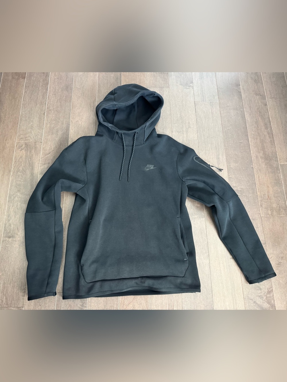 Nike Tech - Black Men's Pullover Hoodie with Subtle Logo